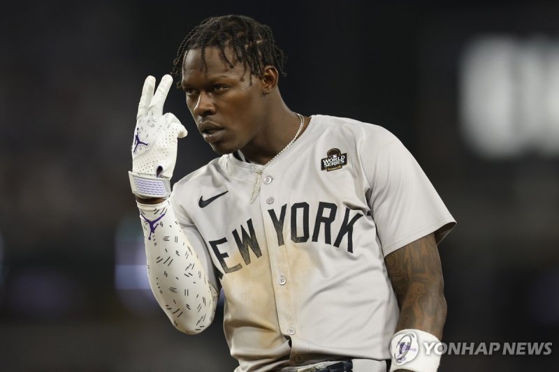 연장 10회 도루 2개에 성공한 양키스 재즈 치좀 주니어 epa11683918 New York Yankees Jazz Chisholm Jr. reacts towards the Yankees dugout after hitting a single off Los Angeles Dodgers pitcher Blake Treinen during the 10th inning of the Major League Baseball (MLB) World Series game one between the American League Champion N
