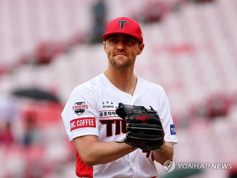 네일 '박찬호 호수비에 손뼉' 네일 '박찬호 호수비에 손뼉' (광주=연합뉴스) 조남수 기자 = 14일 광주기아챔피언스필드에서 열린 KIA 타이거즈와 롯데 자이언츠의 연습경기. KIA 선발투수 네일이 박찬호의 2회초 호수비에 손뼉을 치고 있다. 2024.10.14 iso64@yna.co.kr (끝)