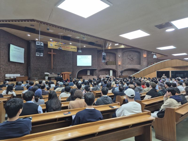 26일 서울 용산구 이촌동 한강교회에서 열린 이촌1동재건축추진협의회의 '동부이촌 리모델링 단지 재건축 설명회'에 600여명의 조합원과 주민들이 참석했다. 사진=전민경 기자