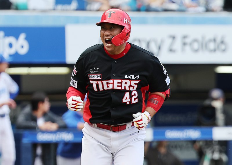 26일 오후 대구 삼성라이온즈파크에서 열린 프로야구 '2024 신한 SOL 뱅크 KBO 포스트시즌' 한국시리즈 4차전 KIA 타이거즈와 삼성 라이온즈의 경기, KIA 김태군이 3회초 2사 만루 상황 만루홈런을 친 뒤 환호하고 있다. 2024.10.26/뉴스1 ⓒ News1 김진환 기자