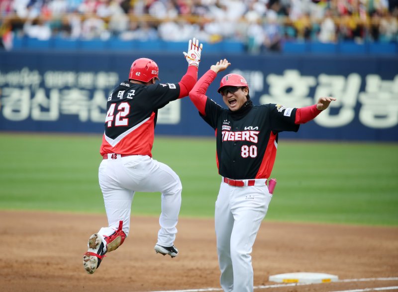 26일 오후 대구 삼성라이온즈파크에서 열린 프로야구 '2024 신한 SOL 뱅크 KBO 포스트시즌' 한국시리즈 4차전 KIA 타이거즈와 삼성 라이온즈의 경기, KIA 9번타자로 나온 김태군이 3회초 2사 만루 상황 교체된 삼성 투수 송은범을 상대로 좌월 만루홈런을 친 뒤 1루에서 이현곤 코치와 하이파이브하며 기뻐하고 있다. 2024.10.26/뉴스1 ⓒ News1 공정식 기자