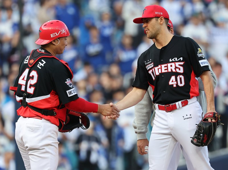 26일 오후 대구 삼성라이온즈파크에서 열린 프로야구 '2024 신한 SOL 뱅크 KBO 포스트시즌' 한국시리즈 4차전 KIA 타이거즈와 삼성 라이온즈의 경기, KIA 선발 네일이 6회말 2사 2루 상황에서 교체를 앞두고 포수 김태군과 악수를 나누고 있다. 2024.10.26/뉴스1 ⓒ News1 김진환 기자
