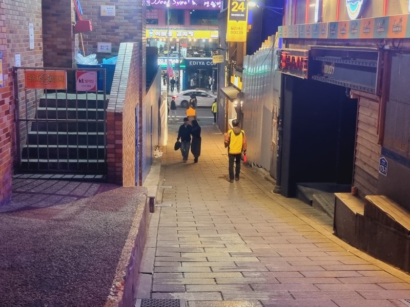 10·29 이태원참사가 발생한 해밀톤호텔 옆 골목길 상황. 지나다니는 사람이 거의 없을 정도로 한적하다. / 뉴스1 박혜연 기자