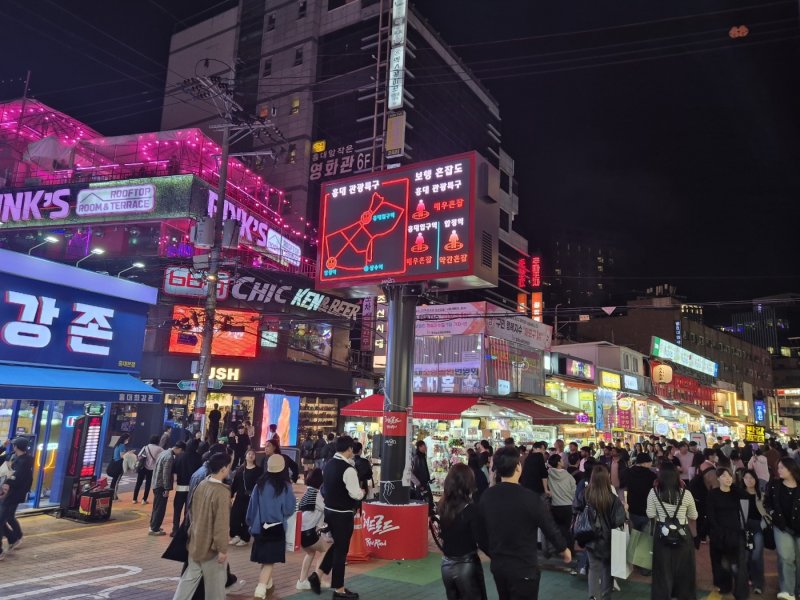 26일 저녁 핼러윈을 앞둔 서울 마포구 홍대 클럽거리에 많은 사람들이 방문해 북적이고 있다. 2024.10.26/ 뉴스1 남해인 기자