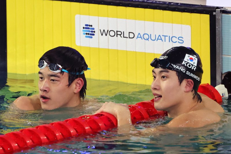 대한민국 황선우(오른쪽)와 중국 판잔러가 25일 인천 미추홀구 문학박태환수영장에서 열린 '2024 월드아쿠아틱스 경영 월드컵 인천' 남자 자유형 100m 결선에서 경기를 마치고 인사를 나누고 있다. 2024.10.25/뉴스1 ⓒ News1 황기선 기자