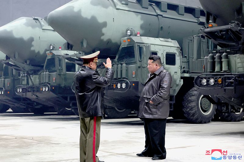 김정은이 전략미사일기지를 시찰하고 발사 관련 시설 요소별 기능과 능력, 전략 미사일 전투직일 근무(당직 근무) 상태 등 나라의 안전과 직결된 전략적 억제력의 가동 준비 태세를 점검했다고 조선중앙통신이 지난 23일 보도했다. 사진=조선중앙통신 캡처