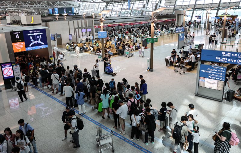 인천국제공항 제1여객터미널 출국장에서 여행객들이 붐비고 있다. 뉴시스