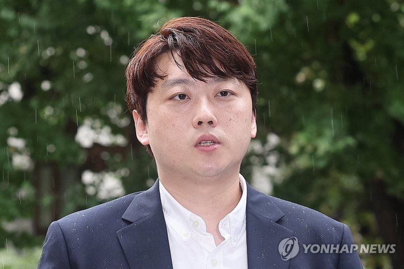 박단 대한전공의협의회(대전협) 비상대책위원장이 참고인 조사를 위해 지난 8월 21일 오전 서울 마포구 서울경찰청 광역수사단으로 출석하며 취재진에 입장을 밝히고 있다. 연합뉴스