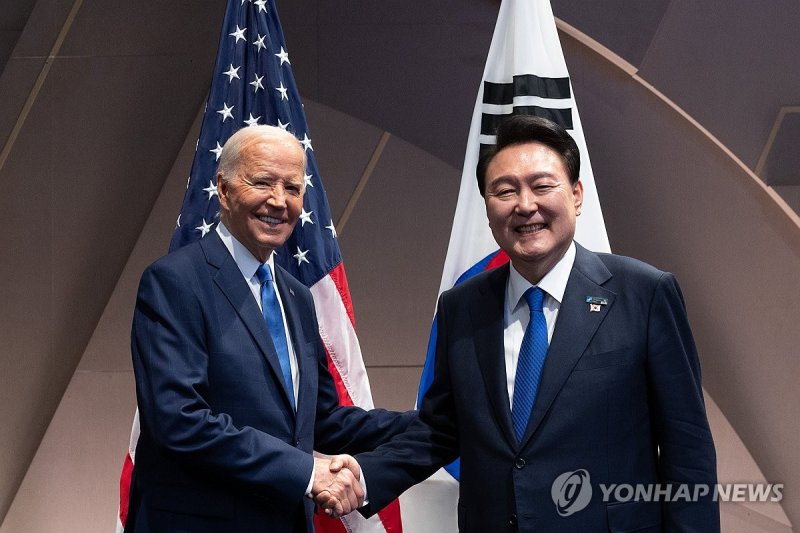 지난 7월 윤석열 대통령과 바이든 대통령의 한미 정상회담 모습 윤석열 대통령, 바이든 대통령과 한미 정상회담 (워싱턴=연합뉴스) 홍해인 기자 = 북대서양조약기구(NATO·나토) 정상회의에 참석한 윤석열 대통령이 11일(현지시간) 미국 워싱턴DC 월터 E. 워싱턴 컨벤션센터에서 열린 한미 정상회담에서 조 바이든 미국 대통령과 악수하고 있다. 2024.7.12 [공동취재] hihong@yna.co.kr (끝)