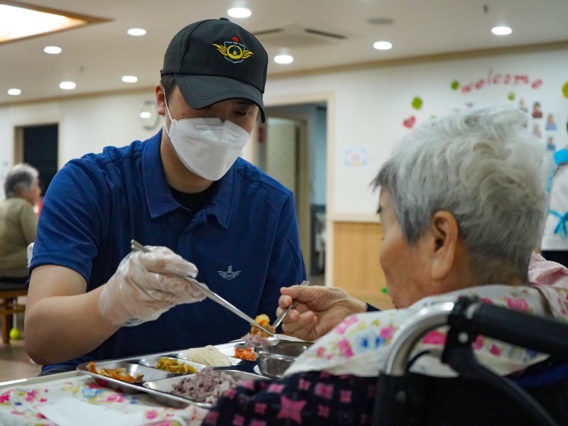 요양원에서 어르신 식사지원 업무를 하고 있는 사회복무요원. 사진=병무청 제공