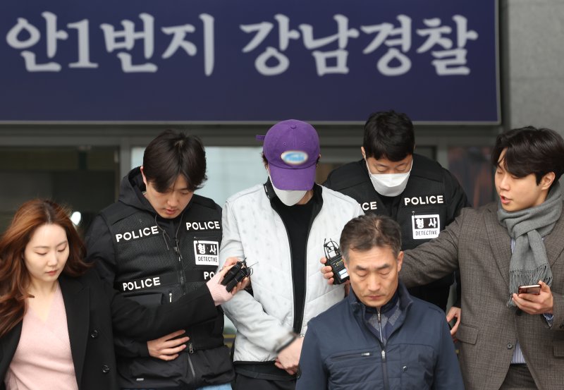 마약 투약 혐의로 체포된 전직 프로야구 선수 오재원 씨가 지난 3월 29일 오전 서울강남경찰서에서 서울중앙지검으로 송치되고 있다. /뉴스1 ⓒ News1 김민지 기자