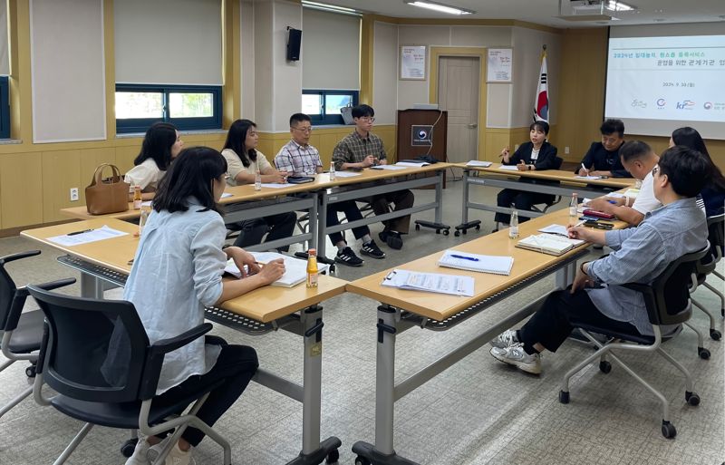 전남도는 농산물품질관리원 전남지원, 한국농어촌공사 전남지역본부와 협업해 전국 최초로 운영해온 '임대농지 원스톱 등록 서비스 협의체'를 시·군 단위까지 확대 운영해 처리 시간 단축 등 서비스 개선이 기대된다고 27일 밝혔다. 사진은 광양지역 협의체 회의 모습. 전남도 제공