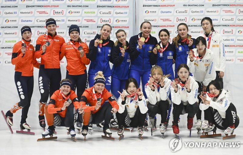 계주에서 동메달 딴 한국 여자 쇼트트랙 대표팀(오른쪽) Teams from South Korea, the Netherlands and Italy hold up their medals following the final of the women's 3000-metre relay race at the ISU World Tour Short Track Speedskating event in Montreal, Saturday, October 26, 2024. (Darren Calabrese/The Canadian Press via AP) MA