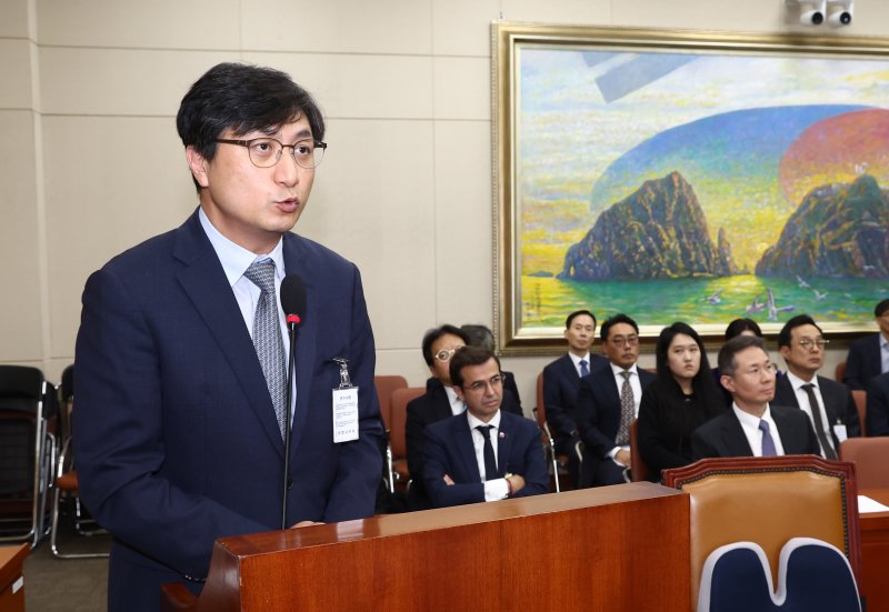 함윤식 우아한형제들 부사장이 21일 서울 여의도 국회 정무위원회에서 열린 공정거래위원회, 한국소비자원, 한국공정거래조정원에 대한 국정감사에서 의원 질의에 답변하고 있다. 오른쪽부터 김경훈 구글코리아 대표, 스테판 드블레즈 르노코리아 대표, 함 부사장. 2024.10.21/뉴스1 ⓒ News1 김민지 기자