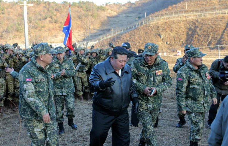 지난 3월 7일 김정은 북한 국무위원장의 서부지구 중요작전훈련기지 시찰 때 바로 옆에서 수첩을 쥐고 지시를 받는 김영복 인민군 총참모부 부총참모장. 사진=뉴스1