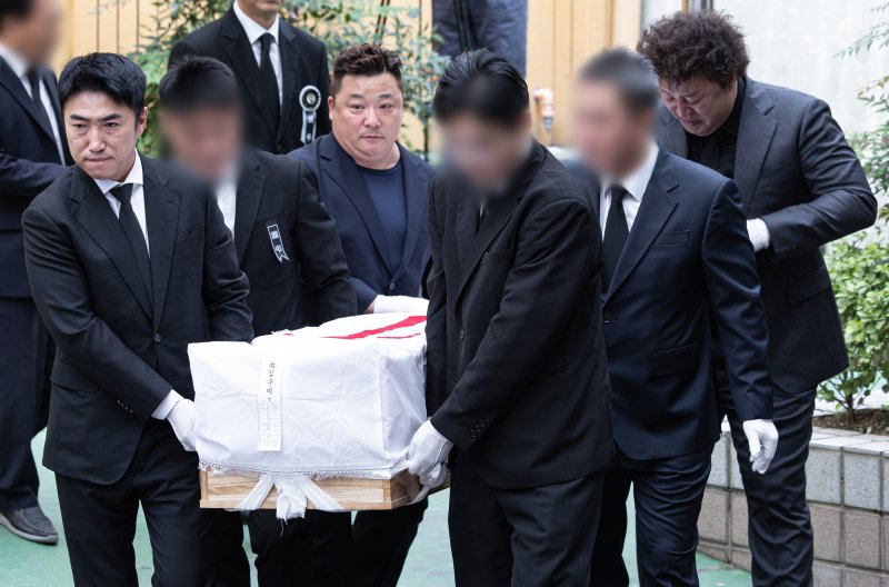 개그맨 장동민과 정준하, 윤정수가 27일 오전 서울 성동구 한양대학교병원 장례식장에서 열린 배우 故 김수미의 발인식에서 고인을 운구하고 있다. 2024.10.27/뉴스1 ⓒ News1 이재명 기자