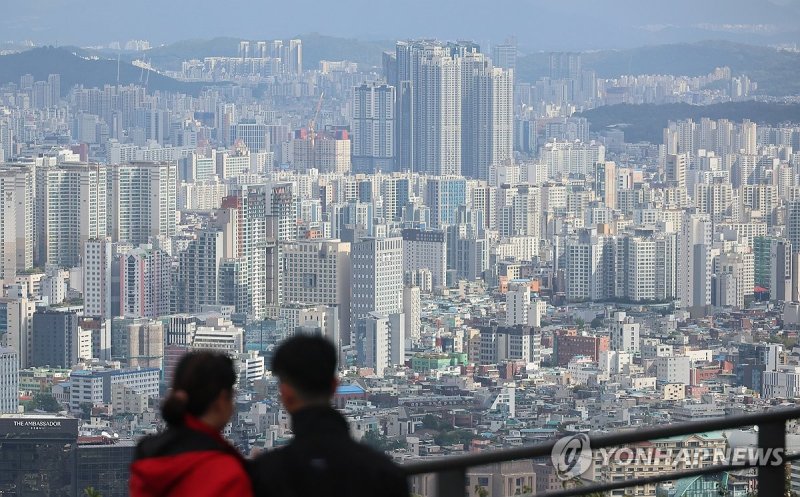 23일 서울 중구 남산에서 바라본 시내 아파트 단지. 사진=연합뉴스