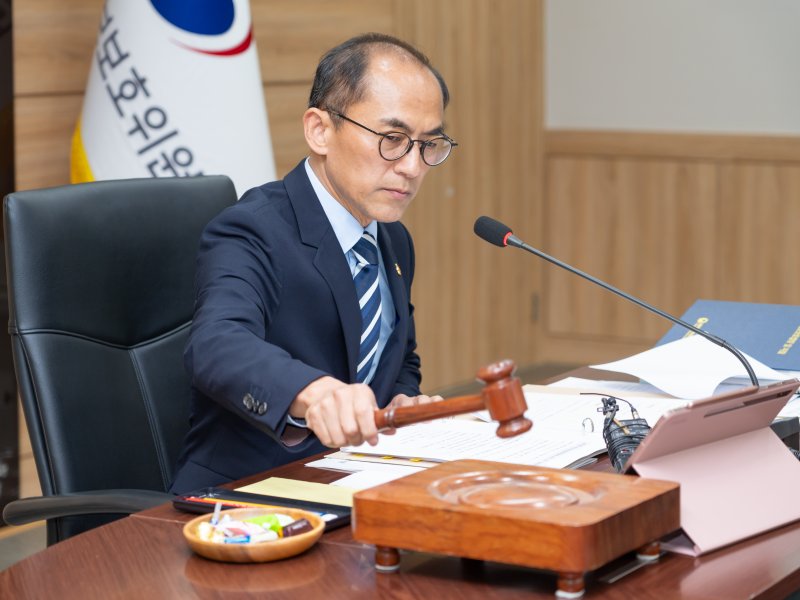 고학수 개인정보보호위원회 위원장이 23일 오후 서울 종로구 정부서울청사에서 열린 2024년 제17회 개인정보보호위원회 전체회의에서 의사봉을 두드리고 있다. /사진=뉴시스