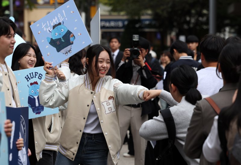 [서울=뉴시스] 김명년 기자 = 27일 오후 서울 동대문구 한국외국어대학교 서울캠퍼스 2025학년도 수시모집 학생부종합전형 면접고사장 앞에서 재학생들이 응원을 하고 있다. 2024.10.27. kmn@newsis.com
