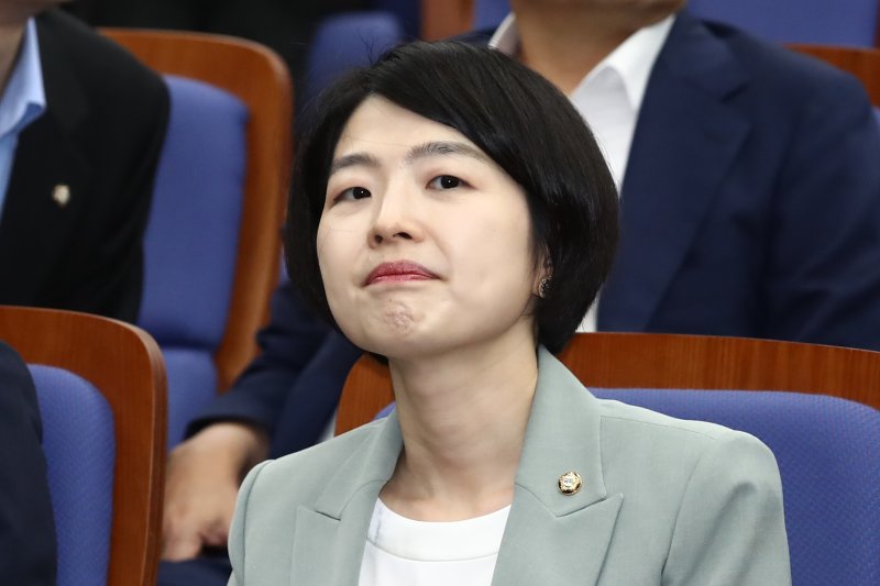 국민의힘 수석대변인에 선임된 한지아 의원이 5일 오후 서울 여의도 국회에서 열린 의원총회에 참석해 있다. 2024.8.5/뉴스1 ⓒ News1 이광호 기자