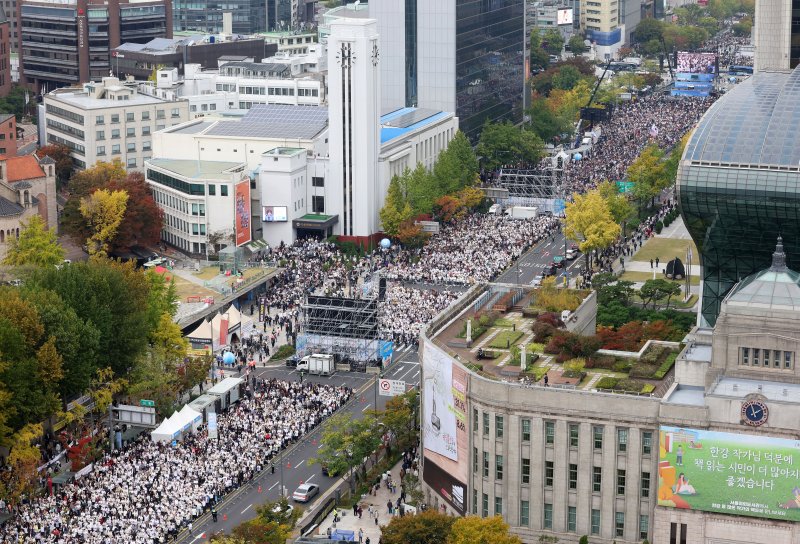 [서울=뉴시스] 홍효식 기자 = 27일 서울 세종대로에서 한국교회연합이 주최한 악법 저지를 위한 200만 연합예배 및 큰 기도회가 열리고 있다. 2024.10.27. yesphoto@newsis.com