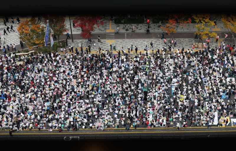 [서울=뉴시스] 홍효식 기자 = 27일 서울 세종대로에서 한국교회연합이 주최한 악법 저지를 위한 200만 연합예배 및 큰 기도회가 열리고 있다. 2024.10.27. yesphoto@newsis.com