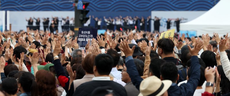 [서울=뉴시스] 홍효식 기자 = 27일 서울 세종대로에서 한국교회연합이 주최한 악법 저지를 위한 200만 연합예배 및 큰 기도회가 열리고 있다. 2024.10.27. yesphoto@newsis.com
