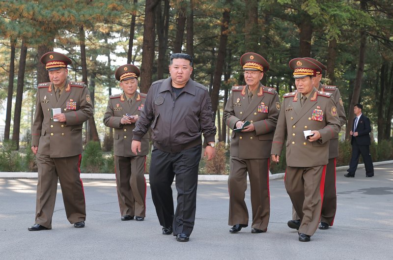 북한 노동당 기관지 노동신문은 18일 김정은 당 총비서가 17일 남북 접경부대 중 하나인 조선인민군 제2군단 지휘부를 방문했다고 보도했다. 이날 김 총비서는 "우리 군대는 대한민국이 타국이며 명백한 적국이라는 엄연한 사실을 다시 한번 똑바로 새겨야 한다＂고 강조했다고 신문은 전했다. [국내에서만 사용가능. 재배포 금지. DB 금지. For Use Only in the Republic of Korea. Redistribution Prohibited] rodongphoto@news1.kr