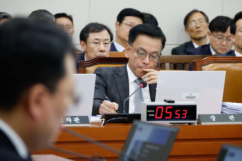 최상목 경제부총리 겸 기획재정부 장관이 11일 오후 서울 여의도 국회 기획재정위원회에서 열린 기획재정부 국정감사에서 의원 질의를 들으며 생각에 잠겨 있다. 2024.10.11/뉴스1 ⓒ News1 안은나 기자
