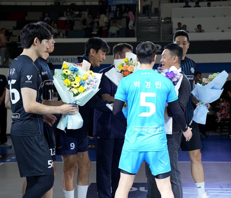 현대캐피탈, 대한항공 선수들에게 꽃다발 받는 여오현 코치 (서울=연합뉴스) 프로배구 남자부 현대캐피탈이 27일 천안 유관순체육관에서 연 '은퇴식'에서 여오현 IBK기업은행 코치가 현대캐피탈과 대한항공 선수들에게 꽃다발을 받고 있다. [현대캐피탈 배구단 제공. 재판매 및 DB 금지]