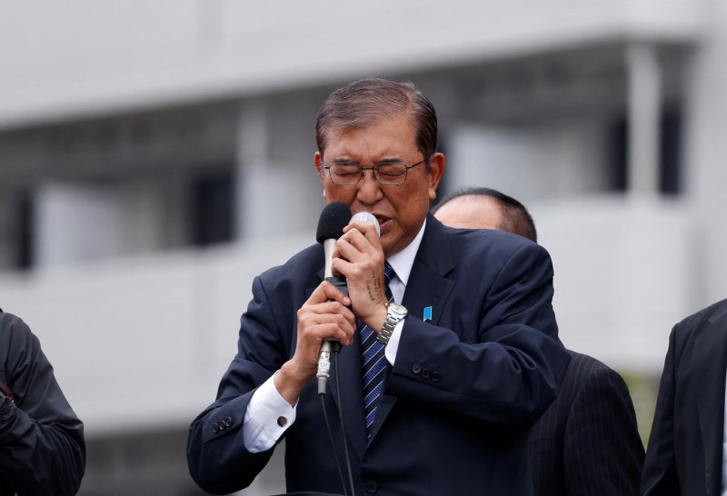 이시바 시게루 일본 총리가 선거 전날인 26일 도쿄에서 선거 운동을 하며 연설하고 있다. AFP로이터연합뉴스