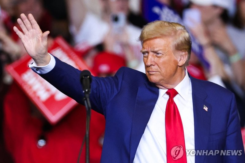 미국 공화당 대통령 후보 트럼프 전 대통령 TOPSHOT - Former US President and Republican presidential candidate Donald Trump leaves the stage after a campaign rally at the Bryce Jordan Center in State College, Pennsylvania, October 26, 2024. (Photo by Charly TRIBALLEAU / AFP)