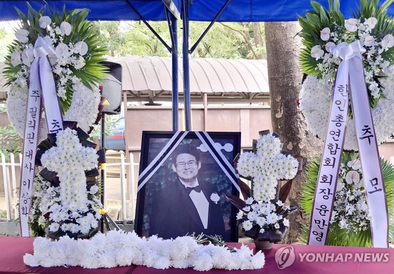 고 지익주 씨 8주기 추모식 고 지익주 씨 8주기 추모식 (서울=연합뉴스) 2016년 필리핀 경찰관들에 의해 납치된 후 살해된 한인 사업가 고(故) 지익주(당시 53세) 씨의 8주기 추모식이 18일 사건 발생 장소였던 마닐라 경찰청 본부에서 열렸다. 이날 추모식장에 고인의 영정 사진과 추모 화환이 놓여 있다. 2024.10.18 [필리핀한인총연합회 제공. 재판매 및 DB 금지] photo@yna.co.kr (끝)