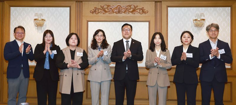 김병환 금융위원장이 28일 오전 서울 종로구 정부서울청사에서 주요 대학 소비자학과 교수들과 간담회를 개최해 금융소비자 보호 정책 현안에 대해 다양한 의견을 나눴다.금융위원회 제공