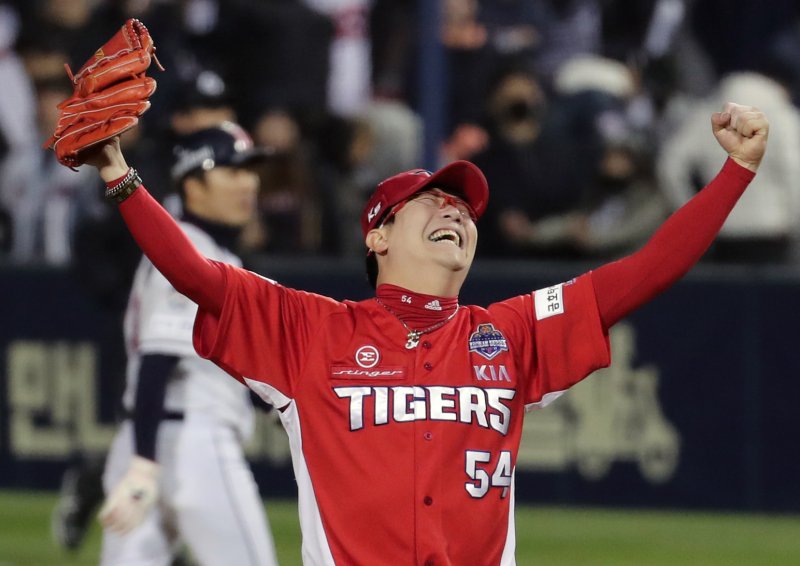 2017년 한국시리즈 5차전에서 우승을 확정짓는 세이브를 기록한 뒤 포효하는 양현종. / 뉴스1 DB ⓒ News1 이재명 기자