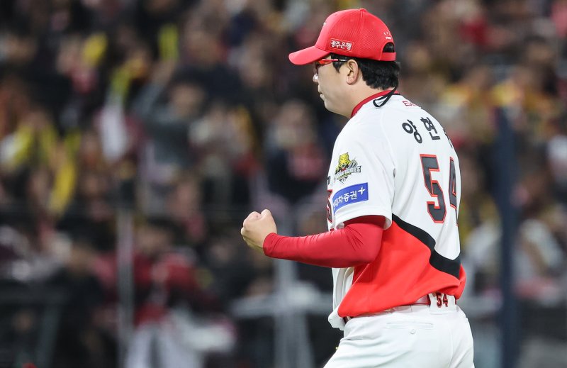 23일 오후 광주 북구 기아챔피언스필드에서 열린 프로야구 '2024 신한 SOL 뱅크 KBO 포스트시즌' 한국시리즈 2차전 삼성 라이온즈와 KIA 타이거즈의 경기, KIA 선발투수 양현종이 6회초를 무실점 마무리 한 뒤 주먹을 쥐고 있다. 2024.10.23/뉴스1 ⓒ News1 김도우 기자