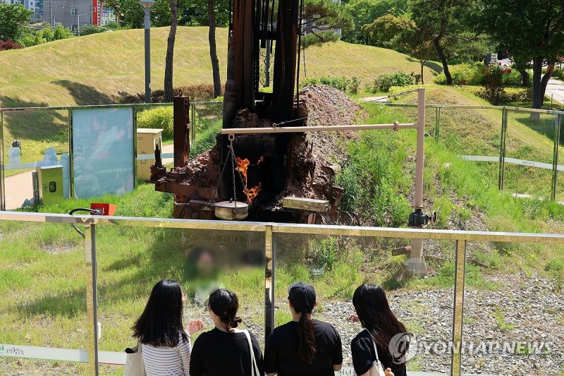 불꽃이 타오르던 포항 불의 정원 천연가스와 석유가 매장? (포항=연합뉴스) 손대성 기자 = 3일 경북 포항시 남구 대잠동 철길숲 불의 정원에서 천연가스 불꽃이 타오르고 있다. 이 불꽃은 2017년 공원 조성 과정에서 관정을 파던 중 땅속에서 나온 천연가스로 인해 굴착기에 붙은 뒤 현재까지 타고 있다. 정부는 이날 포항 영일만 앞바다에 막대한 양의 석유와 가스가 매장돼 있을 가능성이 높다는 물리탐사 결과를 발표했다. 2024.6.3 sds123@yna.co.kr (끝)