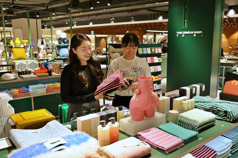 고객들이 사을 중구 롯데백화점 본점에 있는 콘란샵에서 샹품들을 둘러보고 있다. 롯데백화점 제공