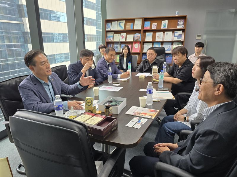 신영재 홍천군수(사진 왼쪽)가 최근 필리핀 현지에서 이주노동청 차관과 간담회를 갖고 계절 근로자 송출 문제를 논의했다. 홍천군 제공