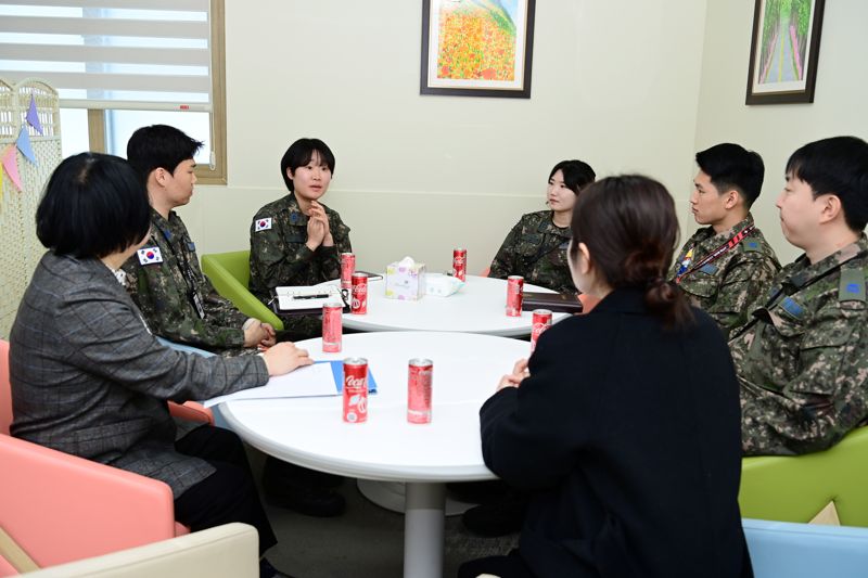 국방홍보원 국방일보는 지난 2일부터 20일까지 병사 312명을 대상으로 ‘병영생활전문상담관에 가장 어울리는 스타’ 설문조사를 진행 28일 발표했다. 사진=국방일보 제공