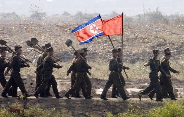 북한군 병사들이 삽과 인공기를 들고 평안북도 신의주 외곽을 행진하고 있다. 사진=AP·자유아시아방송(RFA) 캡처