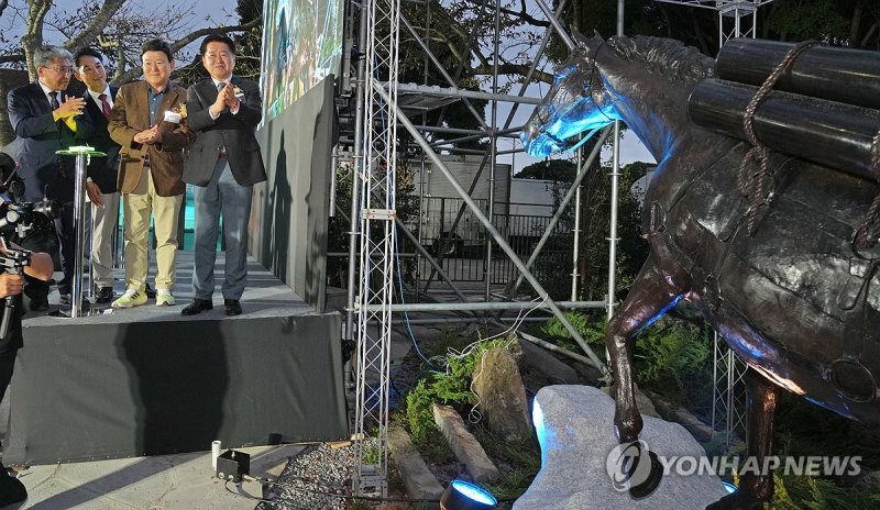 한국전쟁 영웅 레클리스 기념동상 제막 한국전쟁 영웅 레클리스 기념동상 제막 (제주=연합뉴스) 박지호 기자 = 26일 오후 제주시 애월읍 렛츠런파크제주에서 열린 '한국전쟁 영웅 레클리스 기념동상 제막식'에서 오영훈 제주지사를 비롯한 참석자들이 동상 제막과 함께 박수를 치고 있다. 2024.10.26 jihopark@yna.co.kr (끝)