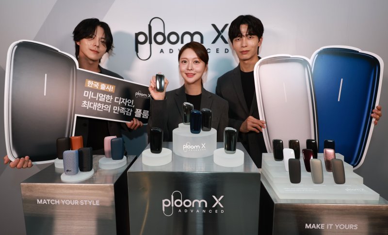 [서울=뉴시스] 고범준 기자 = 28일 서울 영등포구 페어몬트 앰배서더 서울 그랜드볼룸에서 열린 JTI 코리아 궐련형 전자담배 플룸X어드밴스드 국내 출시 기념 기자간담회에서 모델들이 제품을 들고 포즈를 취하고 있다. 2024.10.28. bjko@newsis.com