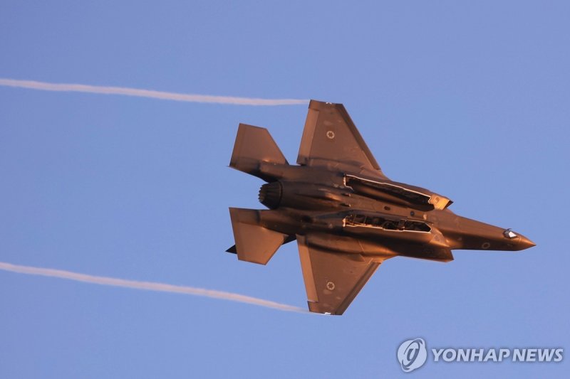 에어쇼에 등장한 이스라엘 공군 F-35 스텔스 전투기 epa10717806 Israeli Air Force F-35 fighter aircraft during an air show at the graduation ceremony of new combat fighter pilots of the Israeli Air Forces at the Hatzerim Air Force base, outside Beersheva, in southern Israel, 29 June 2023. EPA/ABIR SULTAN