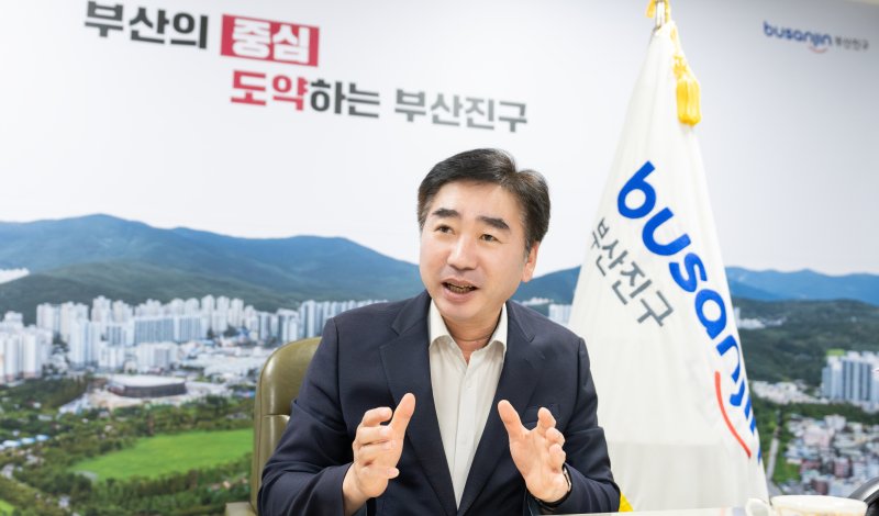 김영욱 부산진구청장은 본지와 인터뷰에서 "동서고가도로 철거, 경부선 지하화를 비롯한 각종 구 현안사업에 대한 속도감 있게 추진돼야 본격적인 지역 개발과 발전이 가능하다"라고 강조했다. 사진=변옥환 기자