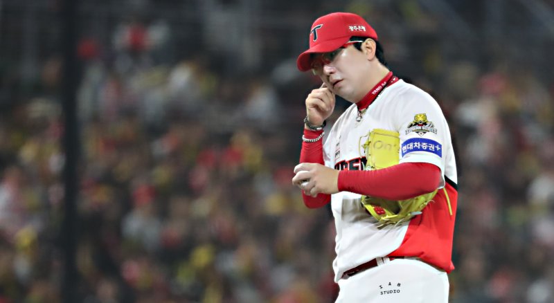 28일 오후 광주 북구 기아챔피언스필드에서 열린 프로야구 '2024 신한 SOL 뱅크 KBO 포스트시즌' 한국시리즈 5차전 삼성 라이온즈와 KIA 타이거즈의 경기에서 KIA 양현종이 1회초 김영웅에게 홈런을 허용하며 고개를 갸웃거리고 있다. 2024.10.28/뉴스1 ⓒ News1 김기남 기자