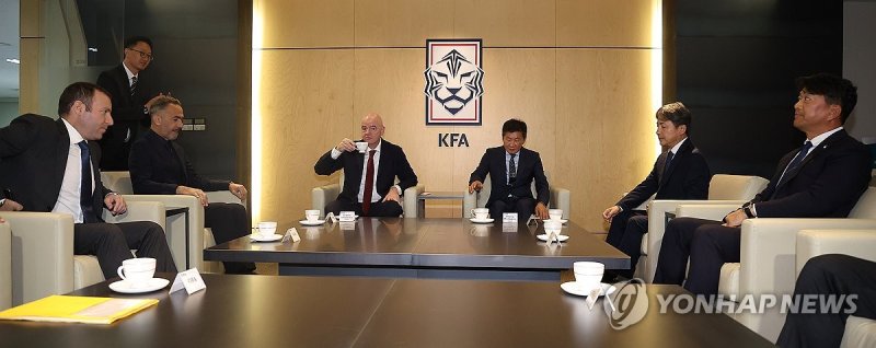 자리에 앉은 정몽규 축협 회장과 잔니 인판티노 FIFA 회장 자리에 앉은 정몽규 축협 회장과 잔니 인판티노 FIFA 회장 (서울=연합뉴스) 김성민 기자 = 정몽규 대한축구협회 회장이 28일 오후 서울 종로구 축구회관에서 잔니 인판티노 국제축구연맹(FIFA) 회장과 자리에 앉아 있다. 2024.10.28 ksm7976@yna.co.kr (끝)