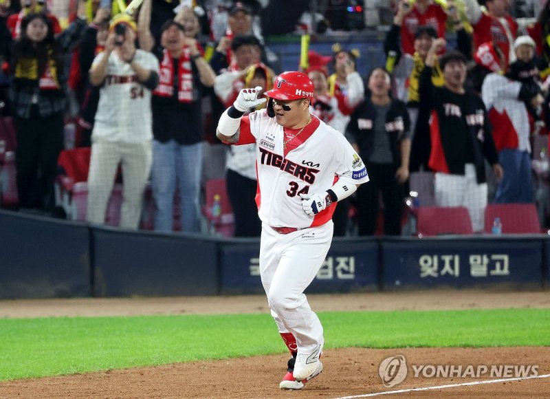 최형우, 홈런 세리머니 최형우, 홈런 세리머니 (광주=연합뉴스) 조남수 기자 = 28일 광주 기아챔피언스필드에서 열린 2024 신한 SOL뱅크 KBO 포스트시즌 한국시리즈 5차전 삼성 라이온즈와 KIA 타이거즈의 경기. KIA 최형우가 5회말 무사에서 솔로홈런을 때리고 베이스를 돌고 있다. 2024.10.28 iso64@yna.co.kr (끝)