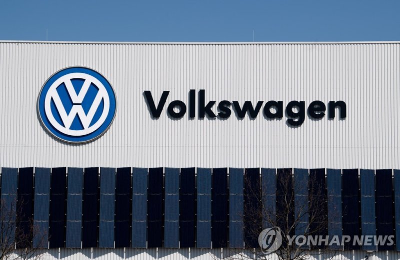 폭스바겐 독일 츠비카우 공장 epa08339087 A giant Volkswagen logo hangs on the Volkswagen (VW) factory in Zwickau, Germany, 02 April 2020. According to reports, Volkswagen Group, has suspended production until 19 April amid fall in demand for vehicles due to the widespread of the SARS-CoV-2 coronavirus which caus