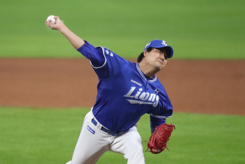 28일 오후 광주 기아챔피언스필드에서 열린 프로야구 '2024 신한 SOL 뱅크 KBO 포스트시즌' 한국시리즈 5차전 삼성 라이온즈와 KIA 타이거즈의 경기 4회말 2사 만루 상황 마운드에 오른 삼성 김태훈이 역투하고 있다. 2024.10.28/뉴스1 ⓒ News1 임세영 기자